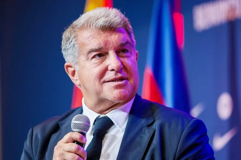 Chủ tịch Barcelona bất ngờ tuyên bố từ chức